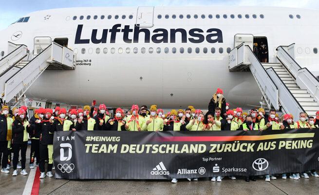 160 Mitglieder der Olympiamannschaft stellen sich bei ihrer Rückkehr am Frankfurter Flughafen zum Gruppenbild vor dem Lufthansa-Flieger. Foto: Team D / Frank May